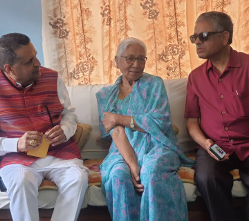 पुरस्कार राशिलाई डबल गरी वसन्त चौधरीद्वारा स्रष्टा परिवारलाई प्रदान